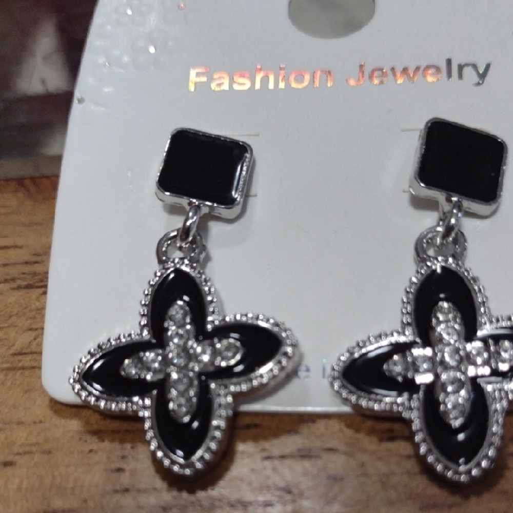 Fashion Jewelry Black and Silver Earrings